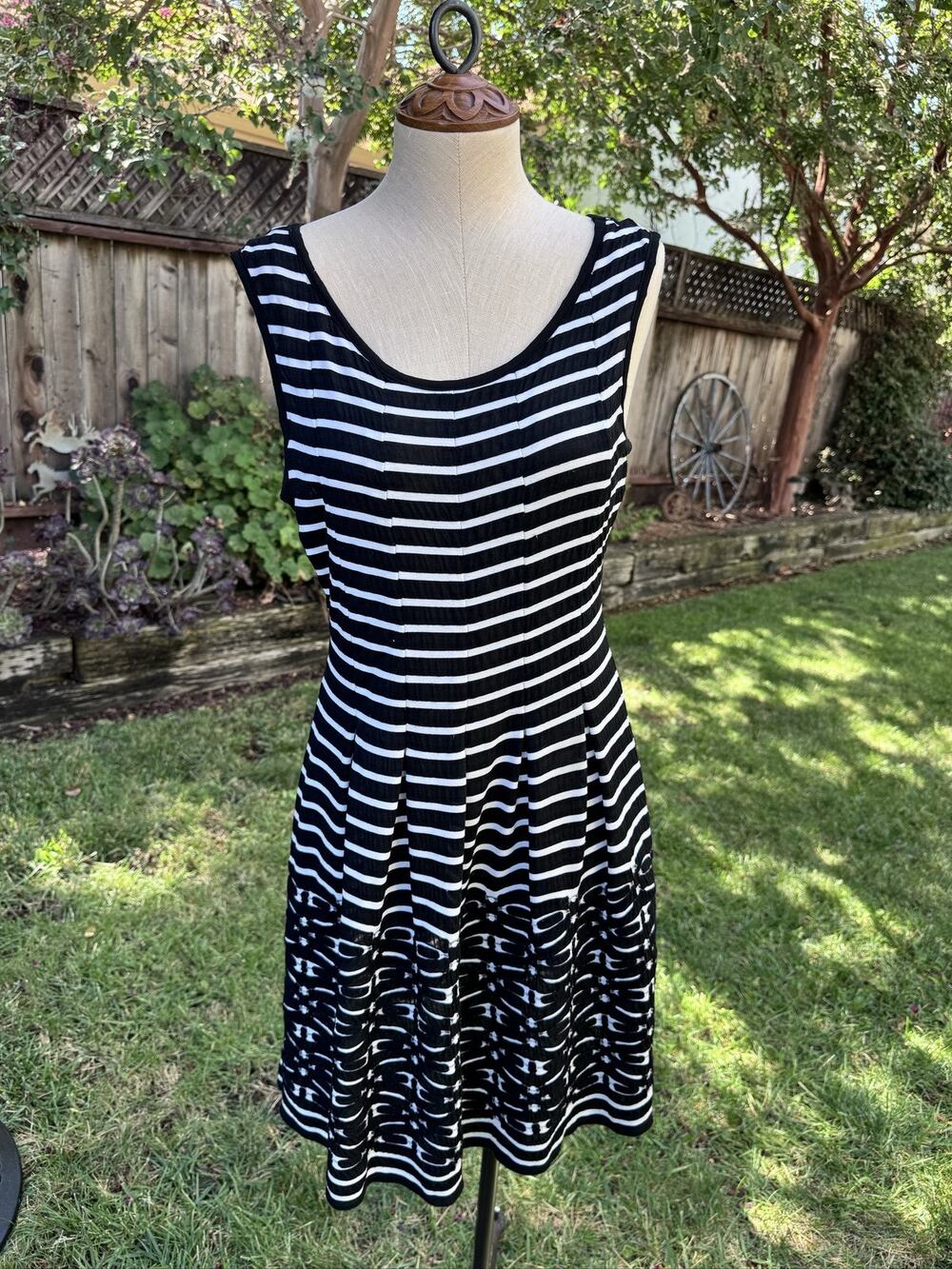 Max Studio Women's Black Striped Knit Shift Dress Size M Sleeveless Knee Length